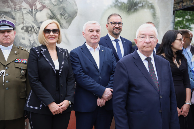 Marszałek Renata Janik, przewodniczący Sejmiku Andrzej Bętkowski i radny Sejmiku Gerard Pedrycz podczas uroczystego apelu Brygady