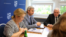 Małgorzata Krzywda, Krystian Jarubas I Andrzej Bętkowski Siedzą Przy Stole