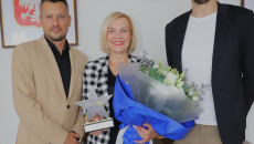 Michał Jurecki, Renata Janik Z Bukietem W Dłoniach I Paweł Papaj