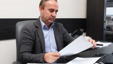 Piotr Kisiel Spogląda Na Kartkę