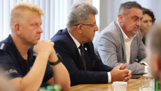 Plicjant, Wojewoda świętokrzyski I Kurator Oświaty Siedzą Przy Stole