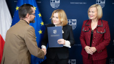 Proboszcz Z Parafii Rzymsko Katolickiej P.w. Nawiedzenia Najświętszej Maryi Panny W Bardzie Obiera Umowę Z Rąk Anny Krupki