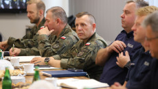 Przedstawiciele Wojska I Policji Siedzą Przy Stole
