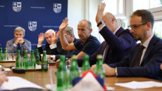 Radni Głosują Podnosząc Dłonie W Górę