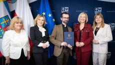 Renata Bilska, Anna Krupka, Renata Janik, Anita Koniusz I Ksiądz Z Parafii W Bardzie Pozują Do Zdjęcia