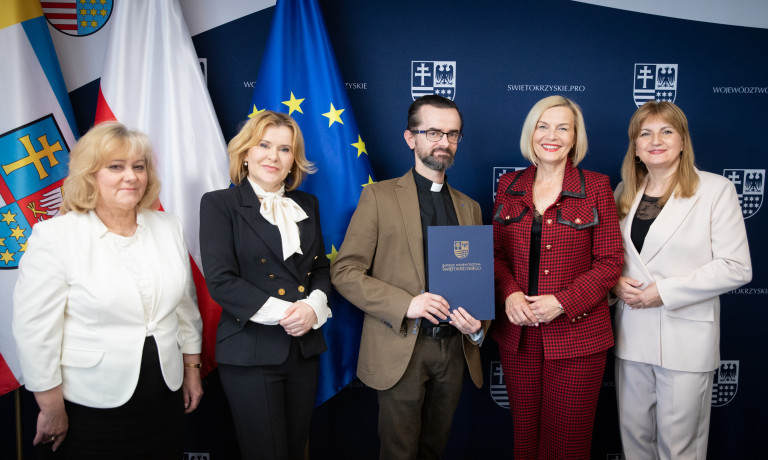 Renata Bilska, Anna Krupka, Renata Janik, Anita Koniusz I Ksiądz Z Parafii W Bardzie Pozują Do Zdjęcia