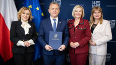 Renata Janik, Anita Koniusz, Anna Krupka Oraz Robert Jaworski Pozują Do Zdjęcia