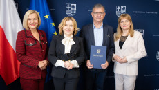 Renata Janik, Anita Koniusz, Anna Krupka Oraz Dyrektor Muzeum Historii Kielc