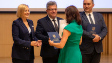Renata Janik Wręcza Akt Powołania Do Rady Kobiecie W Zielonej Sukience