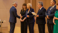 Renata Janik Wręcza Akt Powołania Do Rady Mężczyźnie (2)