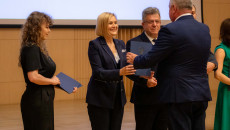Renata Janik Wręcza Akt Powołania Do Rady Mężczyźnie