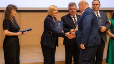 Renata Janik Wręcza Akt Powołania Do Rady Mężczyźnie W Niebieskim Garniturze