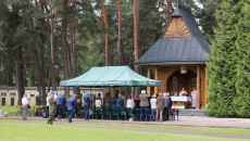 Uczestnicy Uroczystości Podczas Mszy świętej Przed Kaplicą, Wciąganie Flagi Na Maszt I Składanie Kwiatów Pod Tablicą Pamiątkową (1)