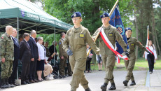 Uczestnicy Uroczystości Podczas Mszy świętej Przed Kaplicą, Wciąganie Flagi Na Maszt I Składanie Kwiatów Pod Tablicą Pamiątkową (13)