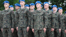 Uczestnicy Uroczystości Podczas Mszy świętej Przed Kaplicą, Wciąganie Flagi Na Maszt I Składanie Kwiatów Pod Tablicą Pamiątkową (17)