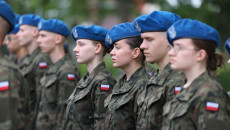 Uczestnicy Uroczystości Podczas Mszy świętej Przed Kaplicą, Wciąganie Flagi Na Maszt I Składanie Kwiatów Pod Tablicą Pamiątkową (19)