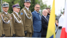 Uczestnicy Uroczystości Podczas Mszy świętej Przed Kaplicą, Wciąganie Flagi Na Maszt I Składanie Kwiatów Pod Tablicą Pamiątkową (22)