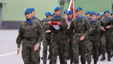 Uczestnicy Uroczystości Podczas Mszy świętej Przed Kaplicą, Wciąganie Flagi Na Maszt I Składanie Kwiatów Pod Tablicą Pamiątkową (23)