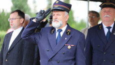 Uczestnicy Uroczystości Podczas Mszy świętej Przed Kaplicą, Wciąganie Flagi Na Maszt I Składanie Kwiatów Pod Tablicą Pamiątkową (26)