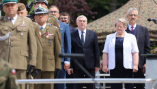 Uczestnicy Uroczystości Podczas Mszy świętej Przed Kaplicą, Wciąganie Flagi Na Maszt I Składanie Kwiatów Pod Tablicą Pamiątkową (27)