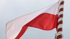 Uczestnicy Uroczystości Podczas Mszy świętej Przed Kaplicą, Wciąganie Flagi Na Maszt I Składanie Kwiatów Pod Tablicą Pamiątkową (28)