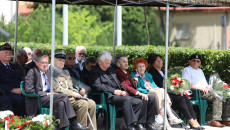 Uczestnicy Uroczystości Podczas Mszy świętej Przed Kaplicą, Wciąganie Flagi Na Maszt I Składanie Kwiatów Pod Tablicą Pamiątkową (30)