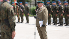 Uczestnicy Uroczystości Podczas Mszy świętej Przed Kaplicą, Wciąganie Flagi Na Maszt I Składanie Kwiatów Pod Tablicą Pamiątkową (31)
