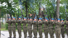 Uczestnicy Uroczystości Podczas Mszy świętej Przed Kaplicą, Wciąganie Flagi Na Maszt I Składanie Kwiatów Pod Tablicą Pamiątkową (32)