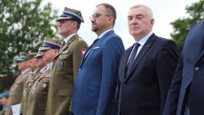 Uczestnicy Uroczystości Podczas Mszy świętej Przed Kaplicą, Wciąganie Flagi Na Maszt I Składanie Kwiatów Pod Tablicą Pamiątkową (34)