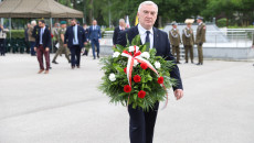 Uczestnicy Uroczystości Podczas Mszy świętej Przed Kaplicą, Wciąganie Flagi Na Maszt I Składanie Kwiatów Pod Tablicą Pamiątkową (35)
