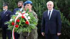 Uczestnicy Uroczystości Podczas Mszy świętej Przed Kaplicą, Wciąganie Flagi Na Maszt I Składanie Kwiatów Pod Tablicą Pamiątkową (36)