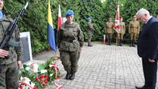Uczestnicy Uroczystości Podczas Mszy świętej Przed Kaplicą, Wciąganie Flagi Na Maszt I Składanie Kwiatów Pod Tablicą Pamiątkową (37)