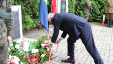 Uczestnicy Uroczystości Podczas Mszy świętej Przed Kaplicą, Wciąganie Flagi Na Maszt I Składanie Kwiatów Pod Tablicą Pamiątkową (38)
