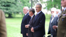 Uczestnicy Uroczystości Podczas Mszy świętej Przed Kaplicą, Wciąganie Flagi Na Maszt I Składanie Kwiatów Pod Tablicą Pamiątkową (4)