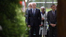 Uczestnicy Uroczystości Podczas Mszy świętej Przed Kaplicą, Wciąganie Flagi Na Maszt I Składanie Kwiatów Pod Tablicą Pamiątkową (6)