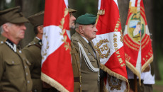 Uczestnicy Uroczystości Podczas Mszy świętej Przed Kaplicą, Wciąganie Flagi Na Maszt I Składanie Kwiatów Pod Tablicą Pamiątkową (8)