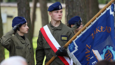 Uczestnicy Uroczystości Podczas Mszy świętej Przed Kaplicą, Wciąganie Flagi Na Maszt I Składanie Kwiatów Pod Tablicą Pamiątkową (9)