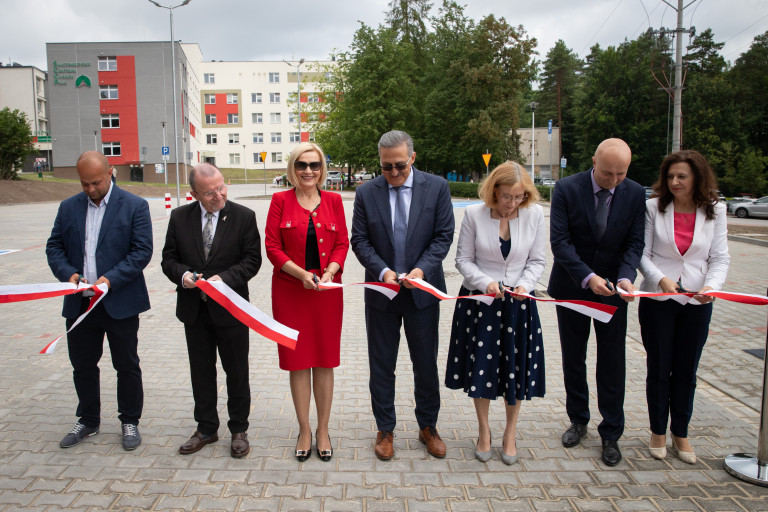 Uczestnicy Uroczystości Przecinają Na Parkingu Wstęgę