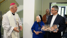 Dar W Rękach Ksieza Andrzeja Drapały