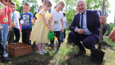 Dziewczynka Podlewa Roślinę Zasadzoną Przez Wicemarszałka Grzegorza Sochę