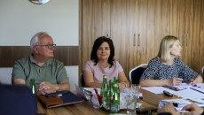 Zlonkowie Komisji I Zaproszeni Goście Siedzą Za Stołami (1)