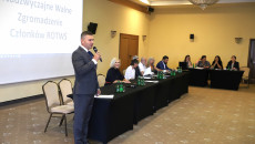 Marcin Piętak Przy Mikrofone Obok Marszałek Renata Janik