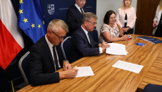 Podpisywanie Umów Na Zakup Wozów I Sprzętu Dla Strażaków