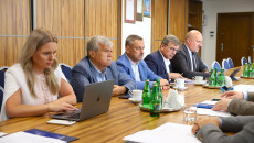 Członkowie Komisji Strategii Rozwoju, Promocji i Współpracy z Zagranicą podczas obrad