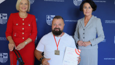 TRIUMF MIMO PRZECIWNOŚCI : PIOTR PAWLIK SYMBOL WYTRWAŁOŚCI