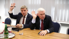 Członek Zarządu Województwa Świętokrzyskiego Andrzej Pruś i przewodniczący Sejmiku Województwa Świętokrzyskiego Andrzej Bętkowski biorą udział w głosowaniu