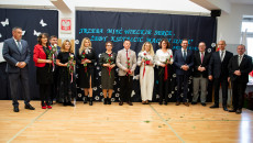 Odznaczeni nauczyciele oraz uczestnicy obchodów Dnia Edukacji Narodowej w Jędrzejowie