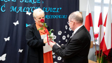 Marek Bogusławski, wicemarszałek województwa świętokrzyskiego gratuluje odznaczonej pracownicy oświaty