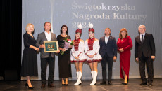 Renata Janik, marszałek województwa świętokrzyskiego, przedstawiciele Młodzieżowej Orkiestry Dętej OSP Krasocin, Anita Koniusz, członek Zarządu Województwa Świętokrzyskiego, Andrzej Bętkowski, przewodniczący Sejmiku Województwa Świętokrzyskiego