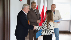 Przewodniczący Sejmiku Województwa Świętokrzyskiego Andrzej Bętkowski wręcza nominacje na radną Powiatowej Rady Młodzieży w Końskich